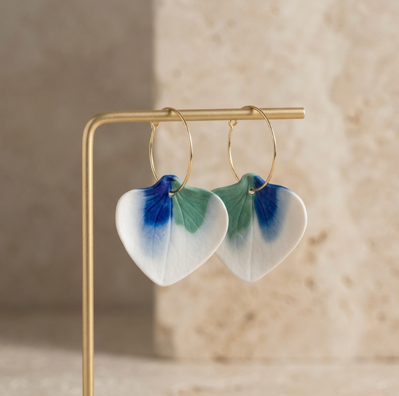 Créoles en porcelaine Marie Courtillat, cœurs bleu et vert sur anneaux dorés