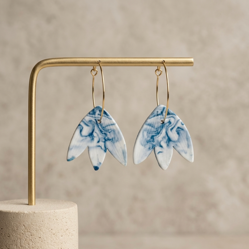 Boucles d’oreille créoles en porcelaine Marie Courtillat, pampilles bleu marbré