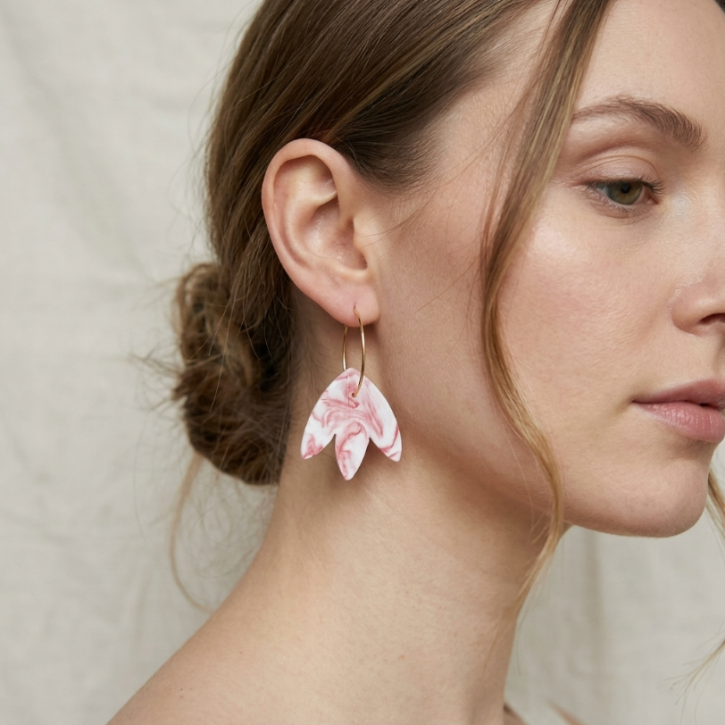 Boucles d’oreille créoles en porcelaine Marie Courtillat, pampilles rose