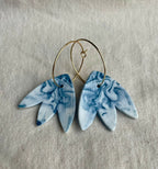 Créoles en porcelaine bleue marbrée, pendentifs pétales, fermoir crochet
