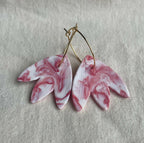 Créoles en porcelaine rose marbrée, pendentifs pétales, fermoir crochet