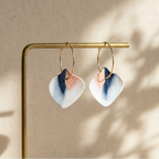 Boucles d’oreille créoles Marie Courtillat : deux pendentifs porcelaine bleu et rose