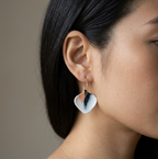 Boucle d’oreille créole Marie Courtillat avec pendentif porcelaine bleu et rose