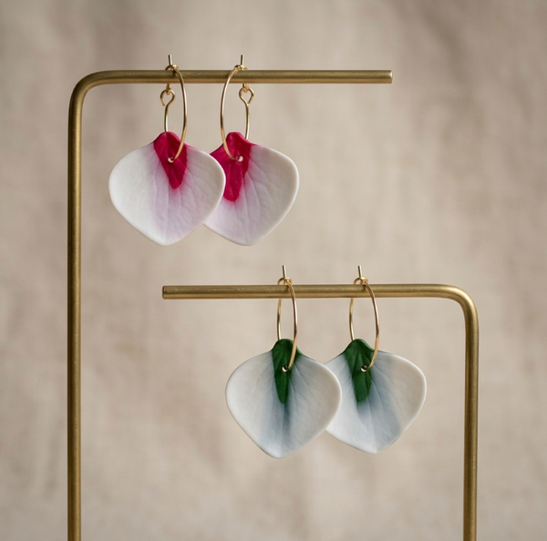 Créoles en porcelaine Marie Courtillat: disques blancs à accents rouges et verts, pendantes.