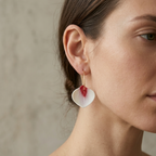Créoles en porcelaine Marie Courtillat: disques blancs à accents rouges, portées.