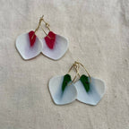 Créoles en porcelaine blanche, pendants rouges et verts, monture dorée