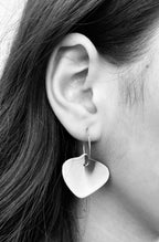 Boucles créoles en porcelaine blanche en forme de feuille, sur modèle