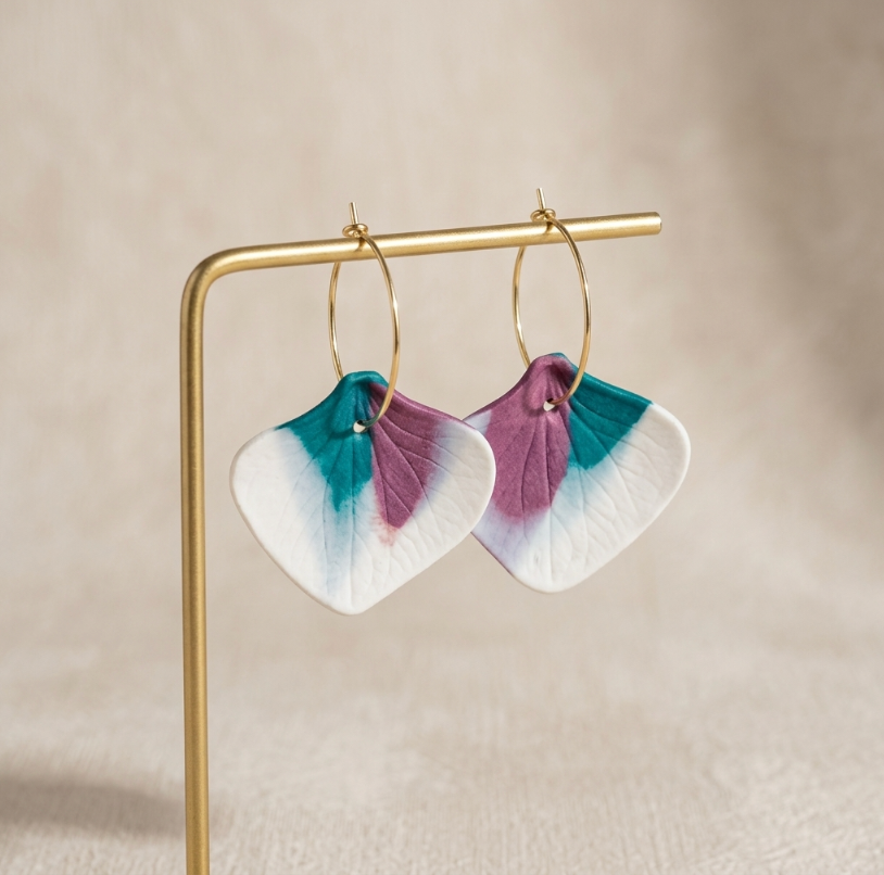 Créoles dorées Marie Courtillat, porcelaines pétales marbrés turquoise, prune et blanc