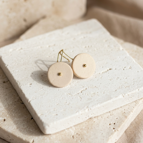 Boucles d’oreille en porcelaine rondes beige sur monture dorée