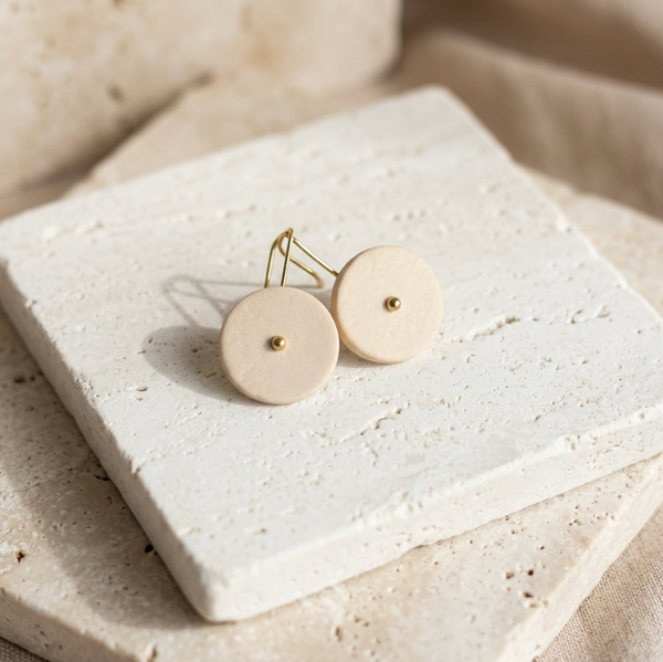 Boucles d’oreille en porcelaine rondes beige sur monture dorée