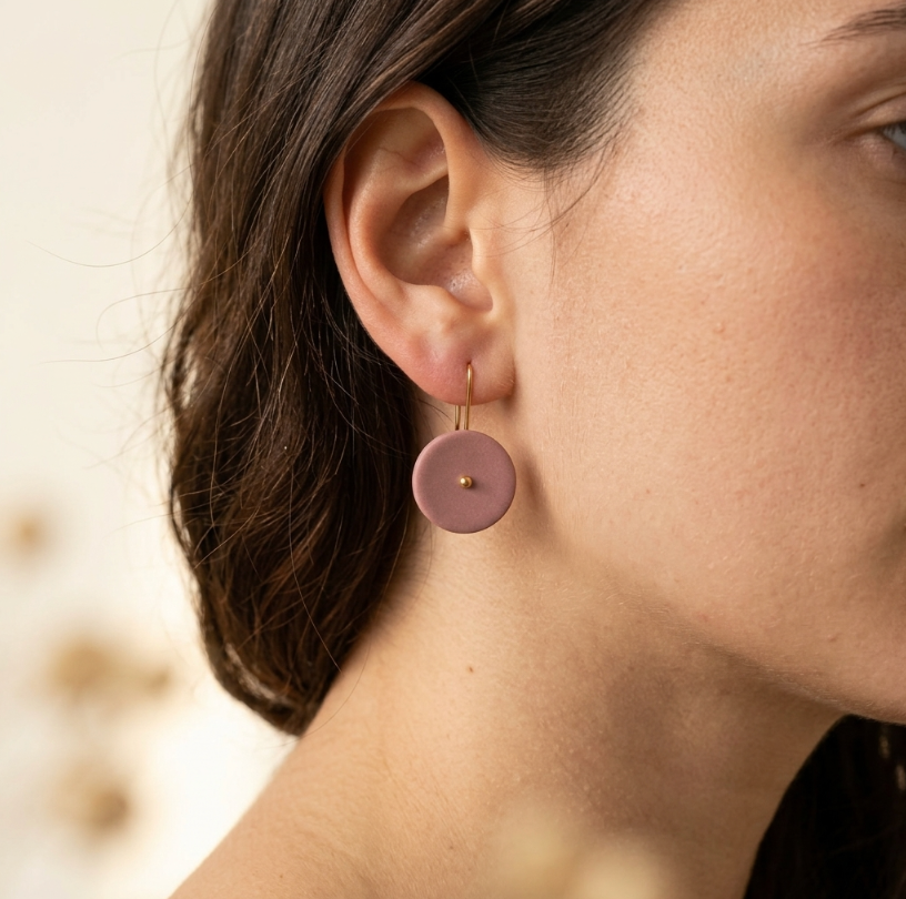 Boucles d’oreille en porcelaine rondes prune sur monture dorée