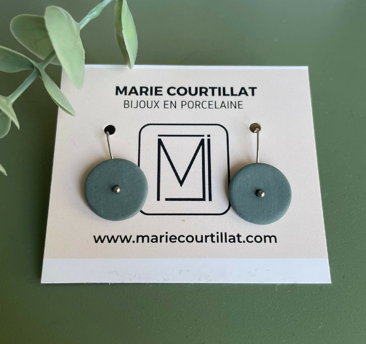 Boucles d’oreilles en porcelaine à disques ronds bleu-vert, sur tiges dorées