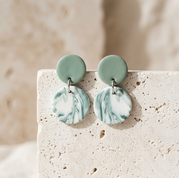 Boucles d’oreille en porcelaine : disques verts et pampille marbrée blanche/verte