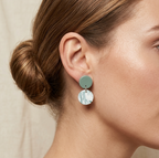 Boucle d’oreille en porcelaine : pastille vert pâle et pampille marbrée blanche/verte