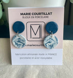 Boucles d’oreille en porcelaine : pastilles bleu nuit et gouttes bleu marbré