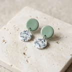 Boucles d’oreille en porcelaine vert menthe et blanc marbré, pastilles superposées