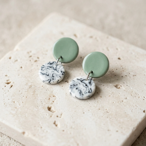 Boucles d’oreille en porcelaine vert menthe et blanc marbré, pastilles superposées