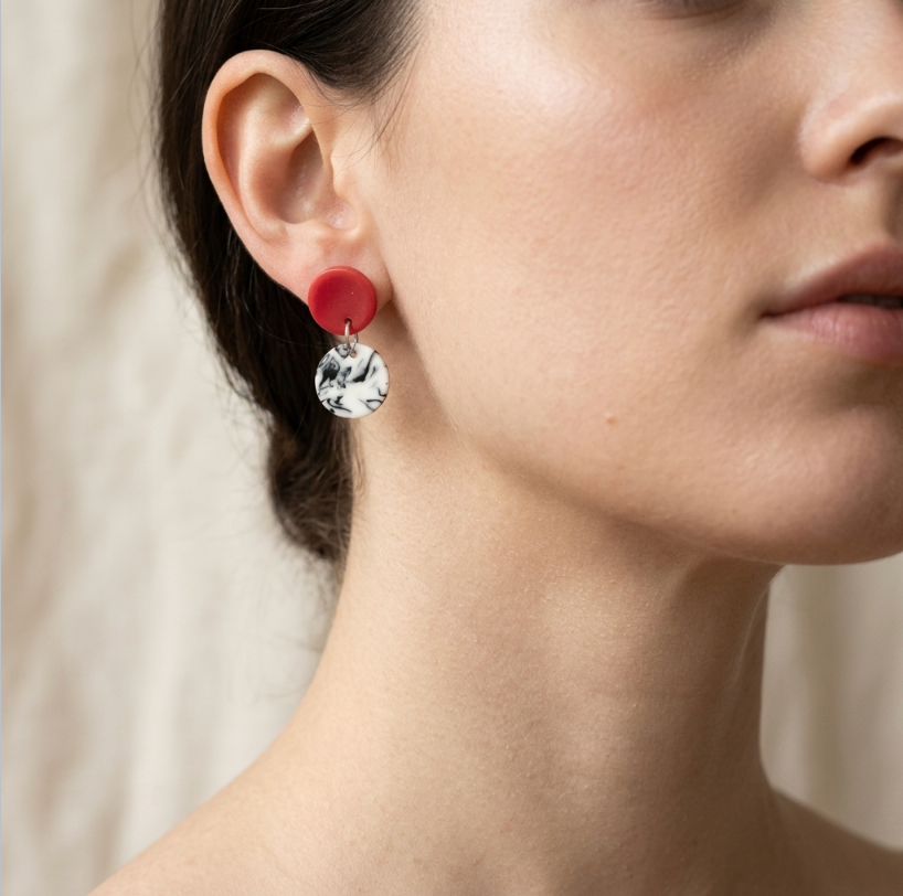 Boucles d’oreille en porcelaine rouge et blanc marbré, pastilles superposées