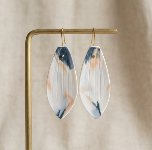 Paire de boucles d’oreille en porcelaine Marie Courtillat, gouttes bleu-gris et blanc
