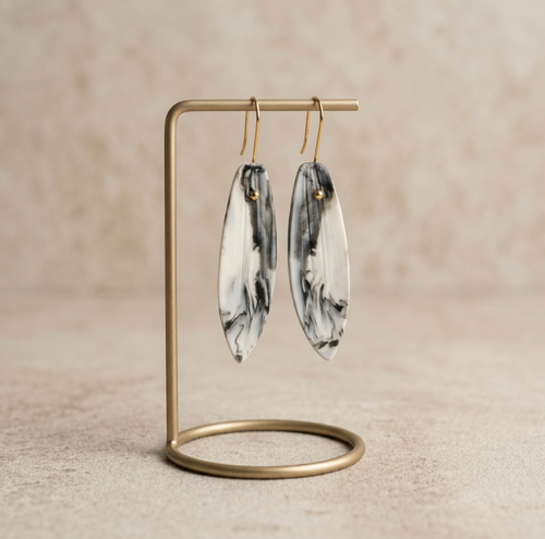 Paire de boucles d’oreille en porcelaine noir et blanc, gouttes marbrées, Marie Courtillat