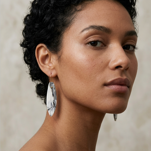 Boucles d’oreille en porcelaine noir et blanc, goutte marbrée, Marie Courtillat