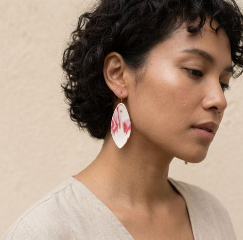 Boucles d’oreille porcelaine Marie Courtillat rouge/blanc, goutte, motif abstrait.