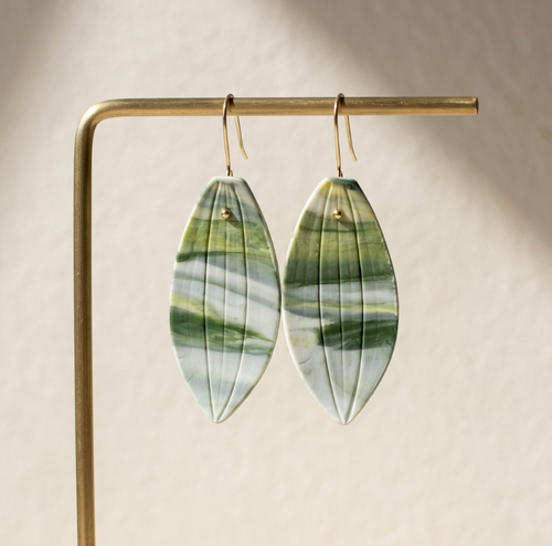 Boucles d’oreille porcelaine vert à motifs carreaux, gouttes ovales, crochets dorés.