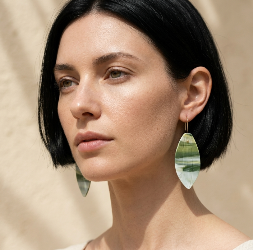 Boucles d’oreille porcelaine vert à motifs, gouttes ovales, crochets dorés.