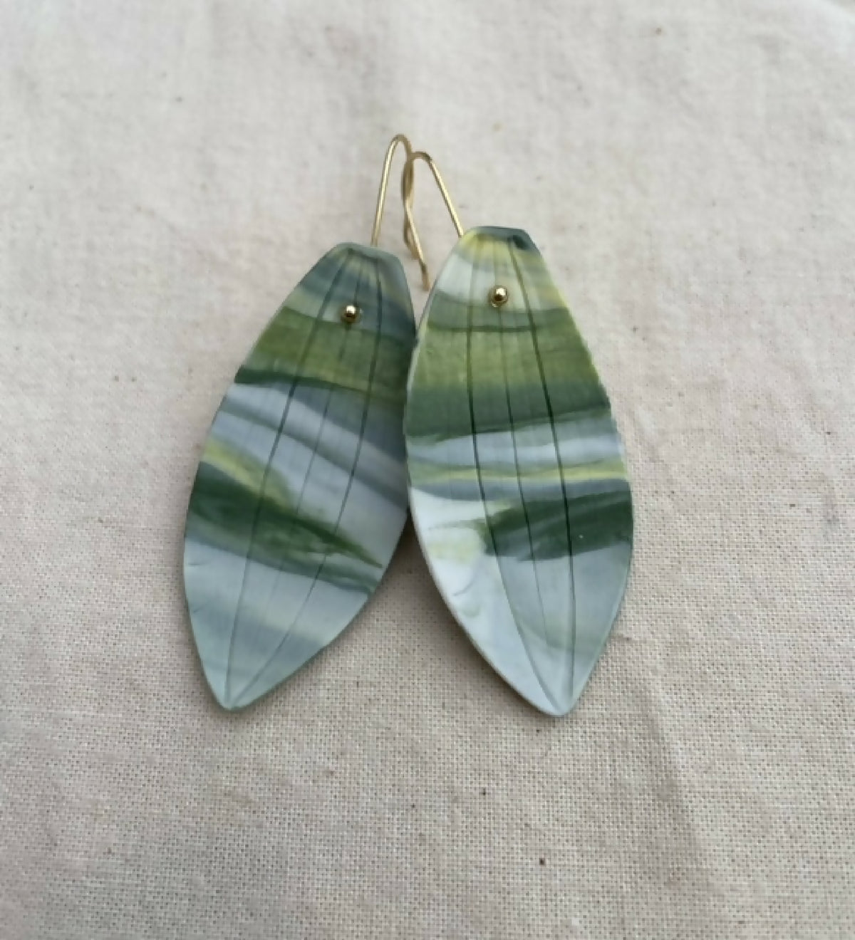 Boucles d’oreilles en porcelaine vertes à crochets dorés, motifs rayés