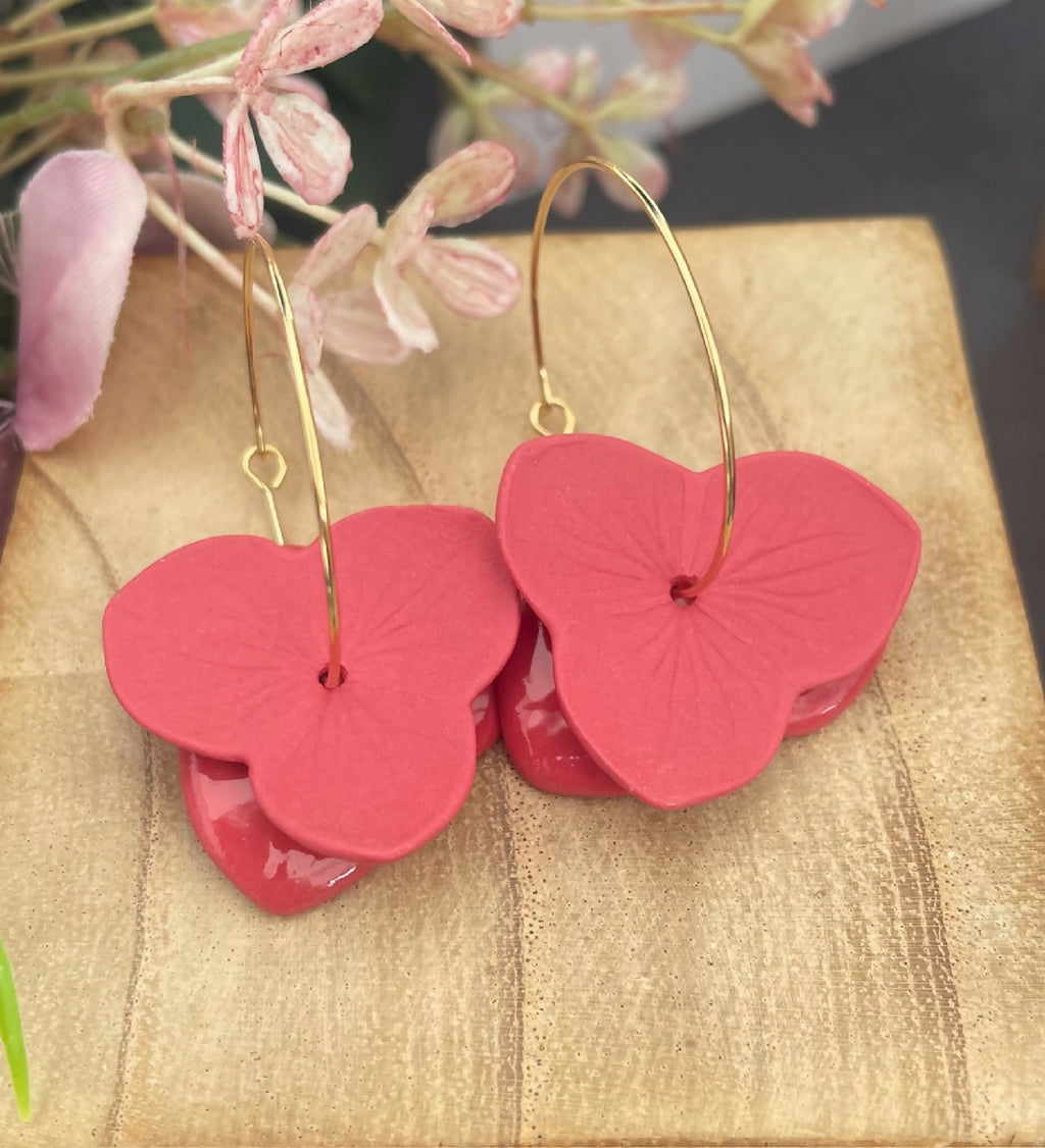 Boucles d’oreille en porcelaine, fleurs rouges pendantes sur anneaux dorés