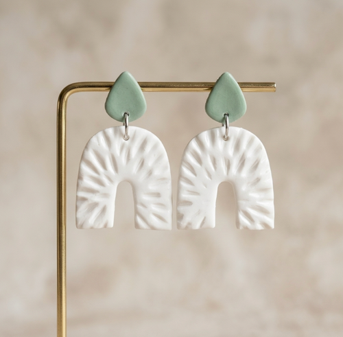 Boucles d’oreille porcelaine blanche: arcs ajourés en relief, pastille vert menthe.