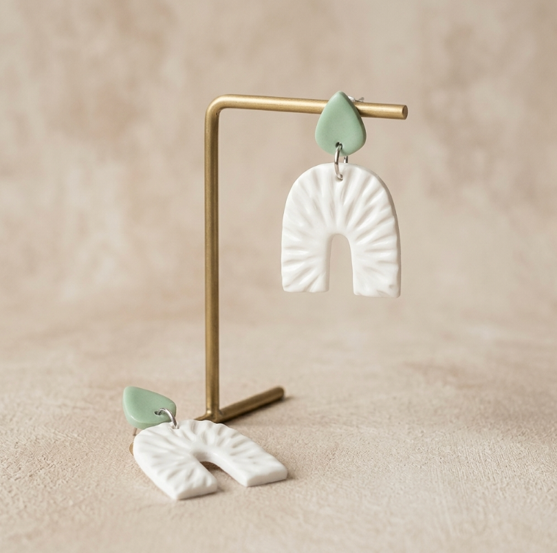 Boucles d’oreille porcelaine blanche, arc en relief et goutte vert menthe sur tige.