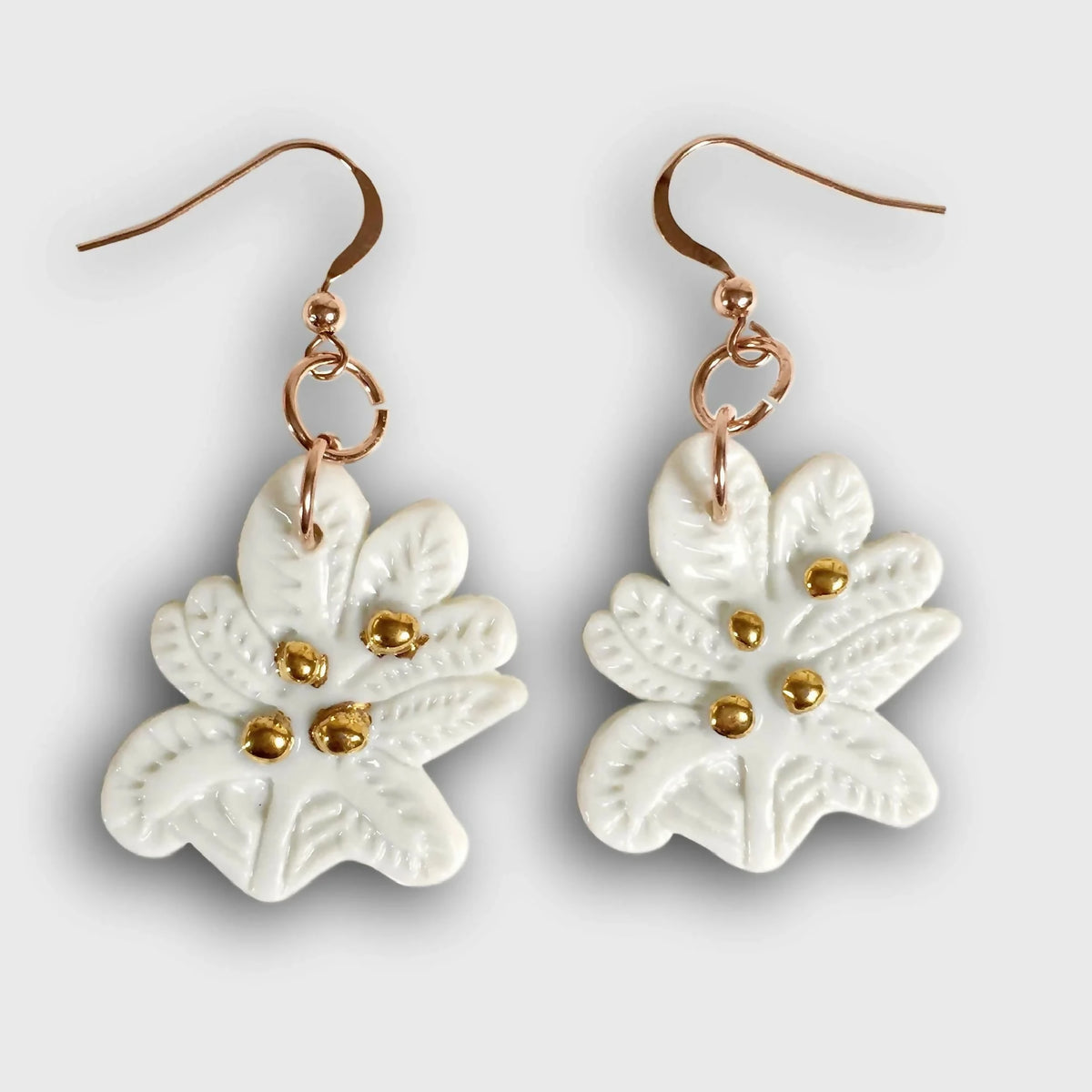 Boucles d’oreilles pendantes dorées, résine blanche motif arbre de vie