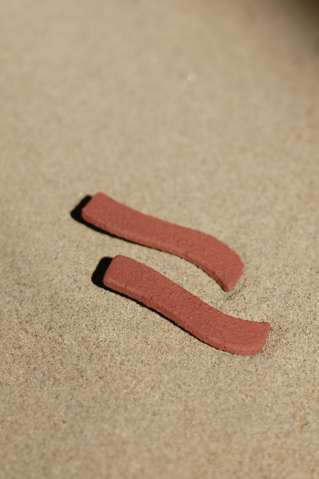 Boucles d’oreilles pendantes rectangles texturés rouge brique
