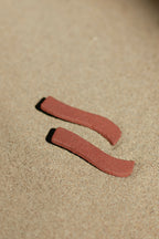 Boucles d’oreilles pendantes rectangles texturés rouge brique