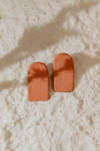 Paire de boucles d’oreilles Caroline terre cuite, demi-gouttes, fini mat.