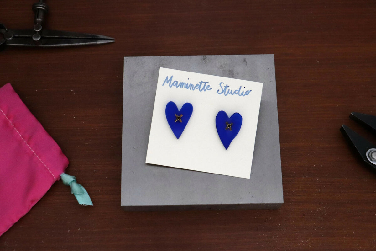 Boucles d’oreilles cœur bleu sur carte, tiges métalliques et pendentifs en forme de cœur