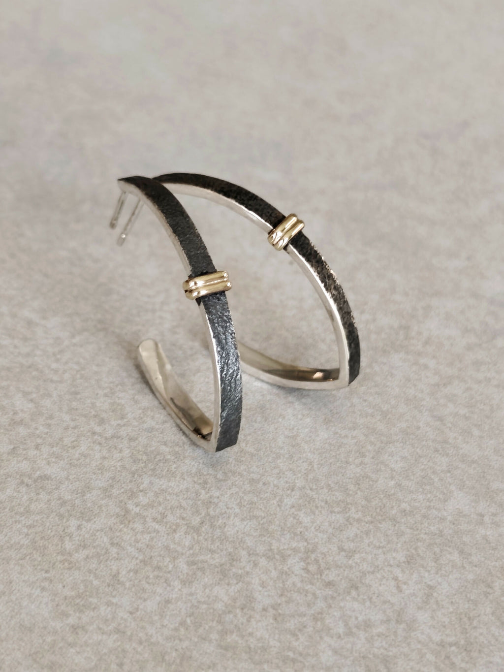 Boucles d’oreilles courbées noires et argentées, fermoirs à tige dorée