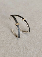 Boucles d’oreilles courbées noires et argentées, fermoirs à tige dorée