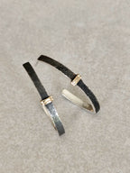 Boucles d’oreilles courbées noires et argentées, attaches dorées verticales