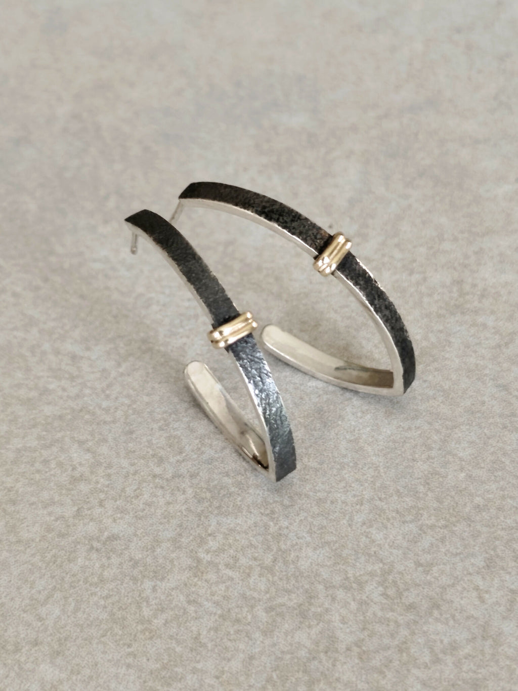 Boucles d’oreilles courbes noires, intérieur argenté, fermoirs dorés