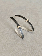 Boucles d’oreilles courbes noires, intérieur argenté, fermoirs dorés