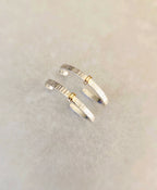 Boucles d’oreilles courbées argentées, fines rayures et inserts dorés, fermoir discret