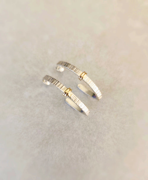Boucles d’oreilles courbées argentées, fines rayures et inserts dorés, fermoir discret