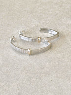 Paire de boucles d’oreilles courbées argentées avec inserts dorés, style rayé