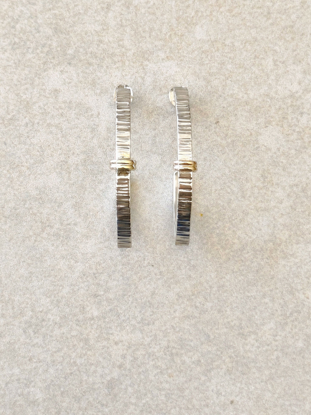 Petites boucles d’oreilles courbées verticales, métal argenté strié et barrette dorée