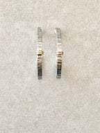 Petites boucles d’oreilles courbées verticales, métal argenté strié et barrette dorée
