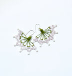 Boucles d’oreilles éventail vert et blanc, perles roses, frange en pompons au crochet.