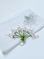 Boucle d’oreille éventail en soie vert, perles roses et blanches, crochet argenté.
