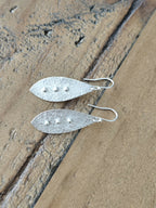 Boucles d’oreilles pendantes argentées en gouttes ovales, trois micro-reliefs